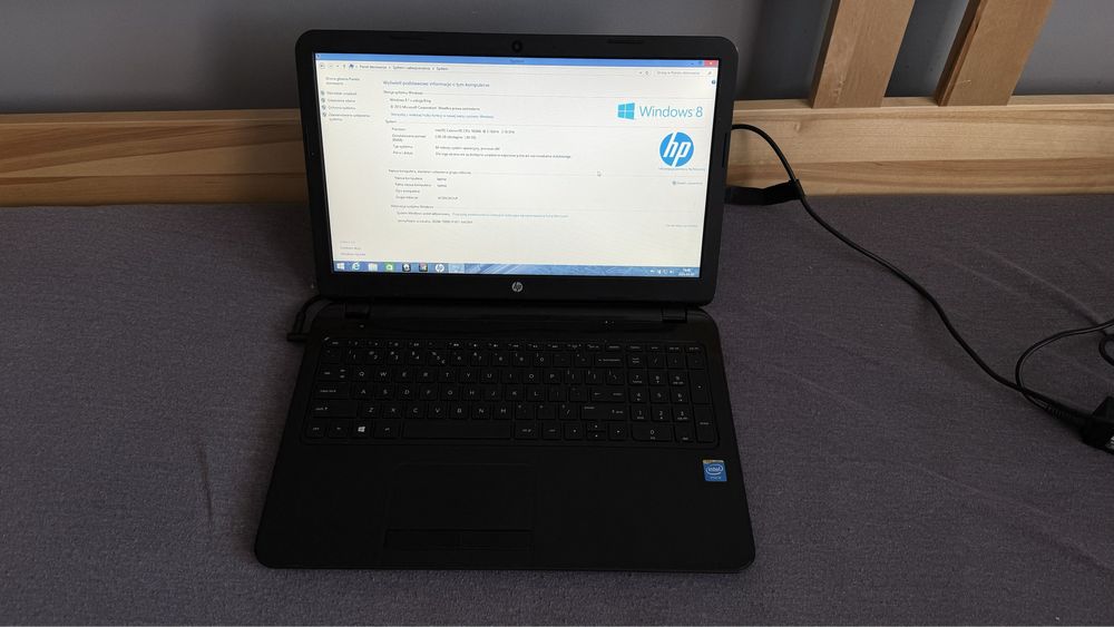 Laptop HP z ładowarką