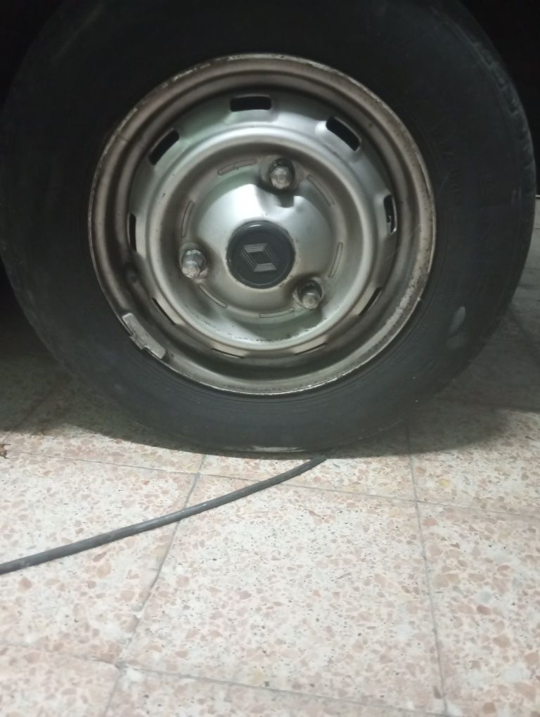 Renault 12 GTL 1983 usado a necessitar de mimos