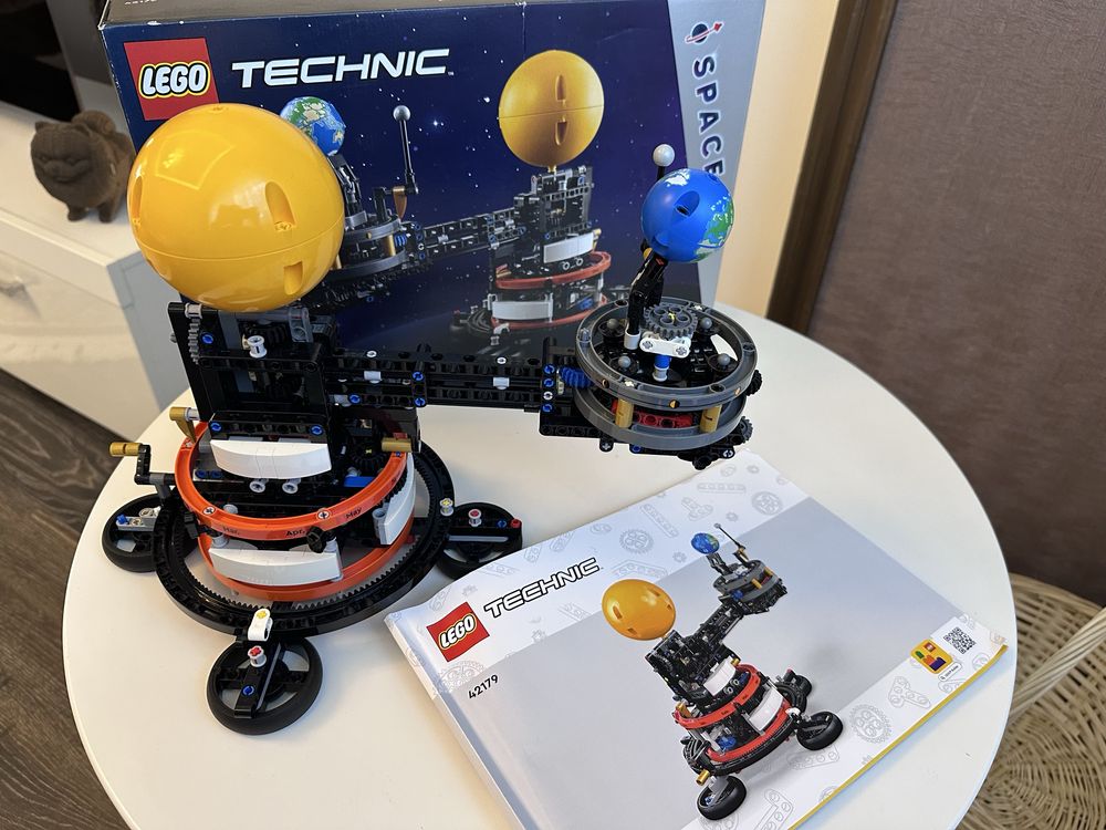Lego Technic 42179 Земля та Місяць на орбіті