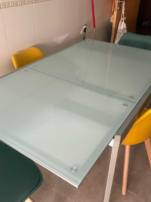 Mesa extensível com 4 cadeiras - Bom estado!