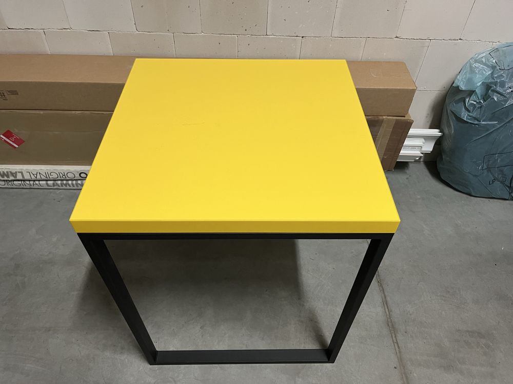 Stół 60x60 3 sztuki do biura lub do kuchni marki Yrke