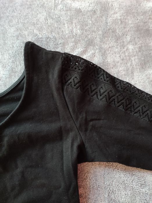 Czarne body z koronkowymi rękawami