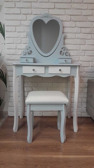 Toaletka kosmetyczna szaro-biała.