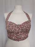 Beżowy crop top w kolorowe kwiaty