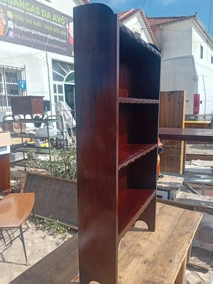Pequeno móvel de prateleiras