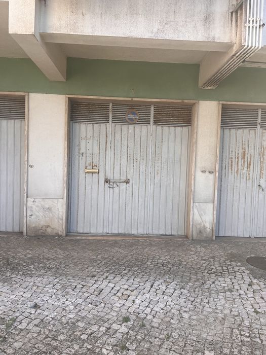 Garagem Independente com 37 m² - Arrecadação e Casa de Banho