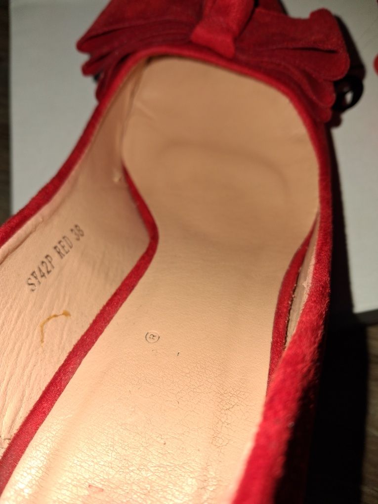 Czerwona buty na słupku