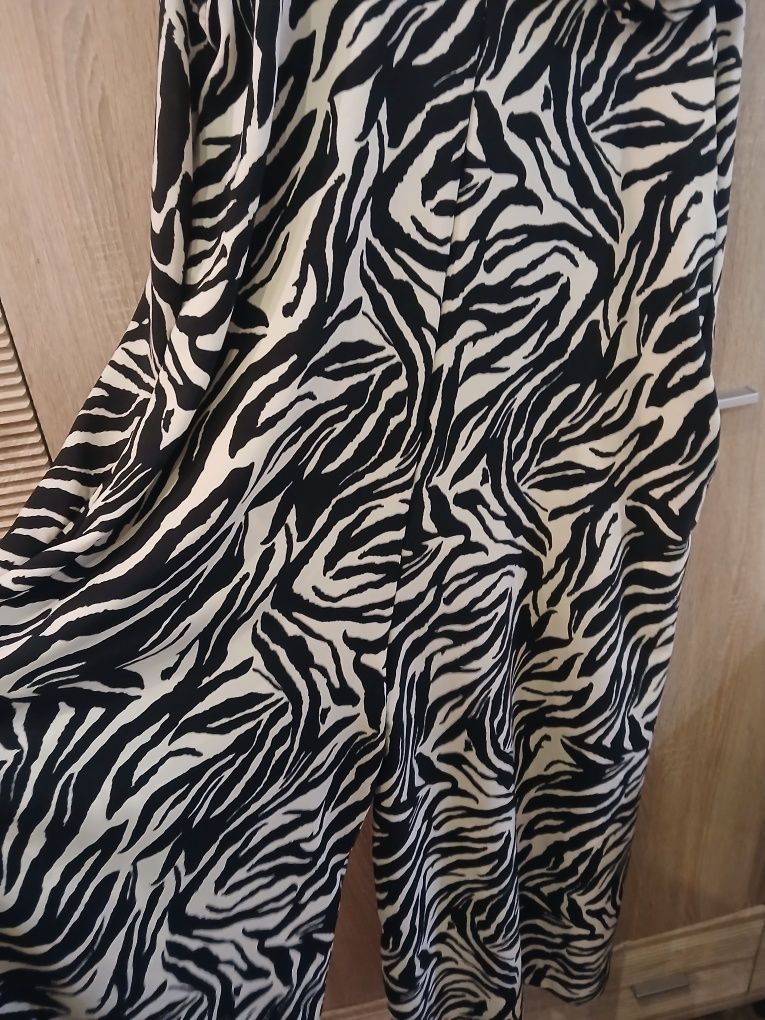 Kombinezon zebra z różą  XXL