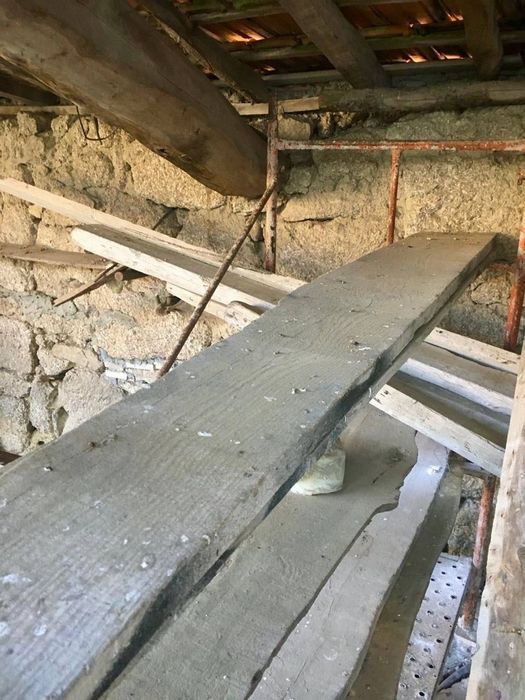Lote de pranchas para andaimes ou cofragem
