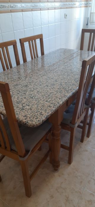 Mesa com tampo em granito róseo