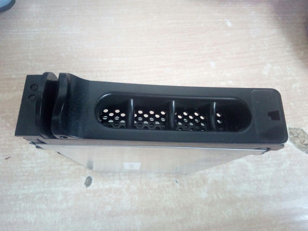 Продам винчестер с корзиной для серверов Seagate ST373307LC
