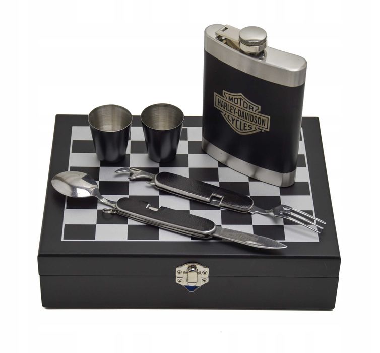 Piersiówka Szachy Harley Davidson Dwa Kieliszki Niezbędnik
