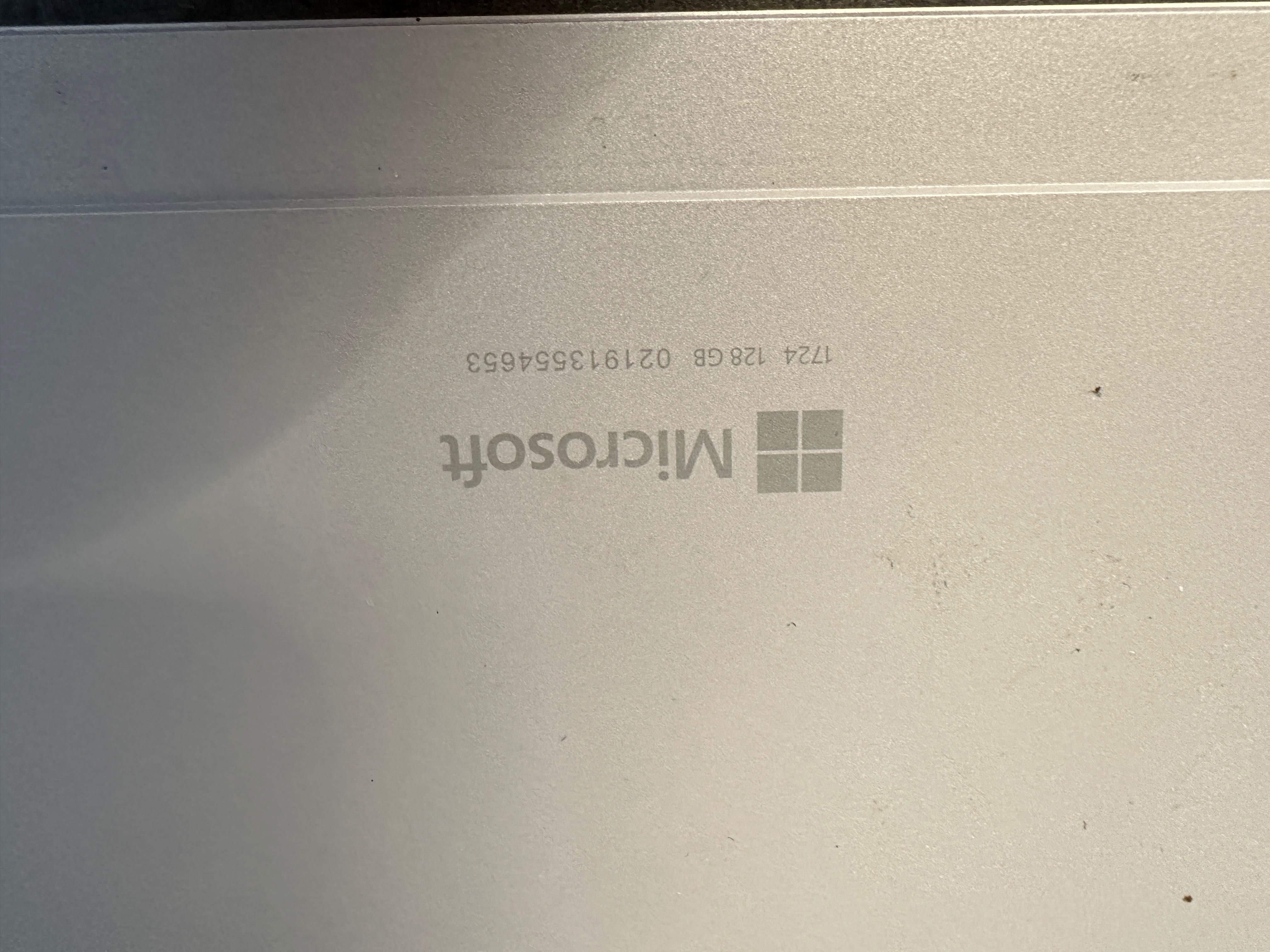 Surface tablet uszkodzony