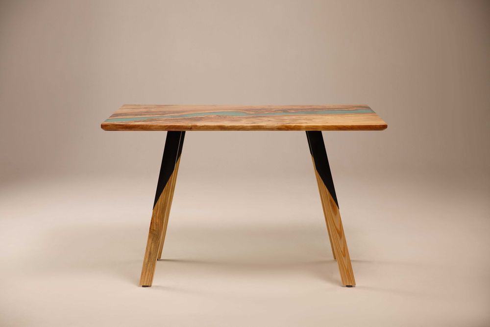 Обідній або кавовий стіл з тополі з епоксидною смолою