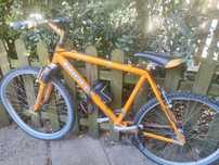 Bicicleta com roda da frente empenada