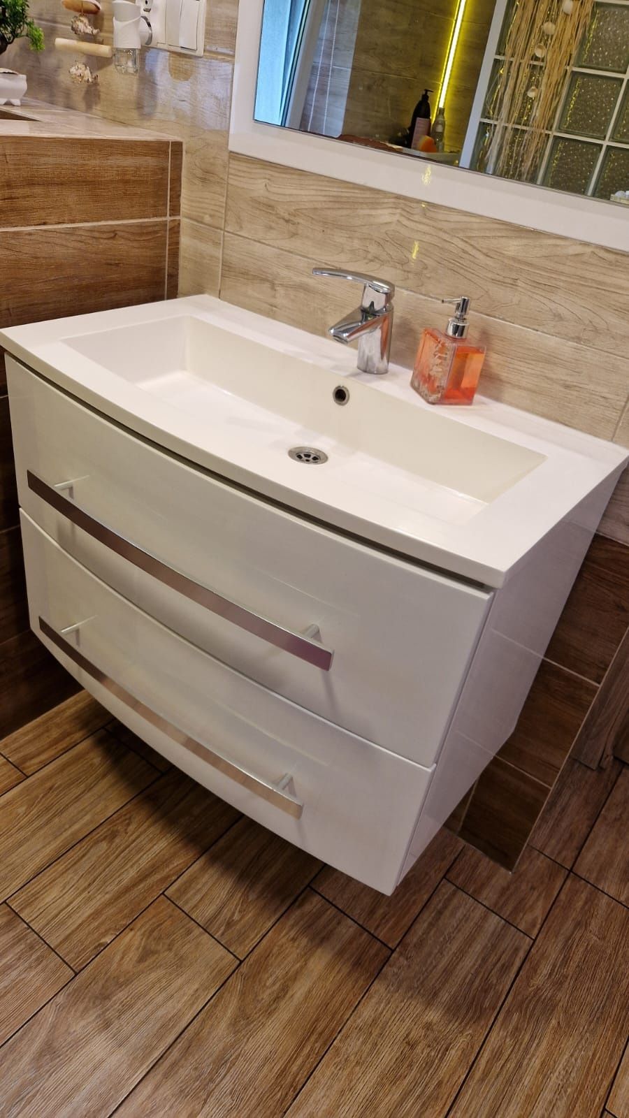 Szafka z umywalką 82 cm