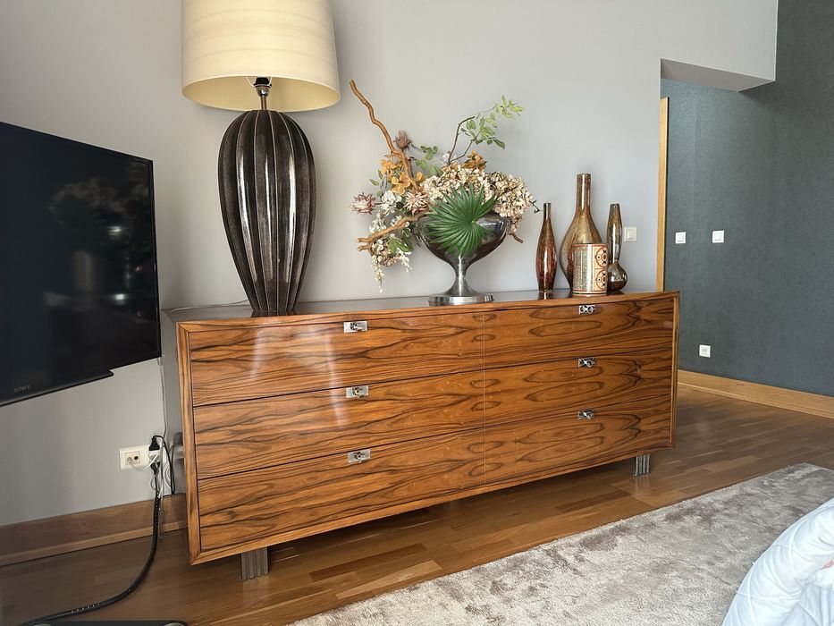 Comoda em madeira maciça de grandes dimensões