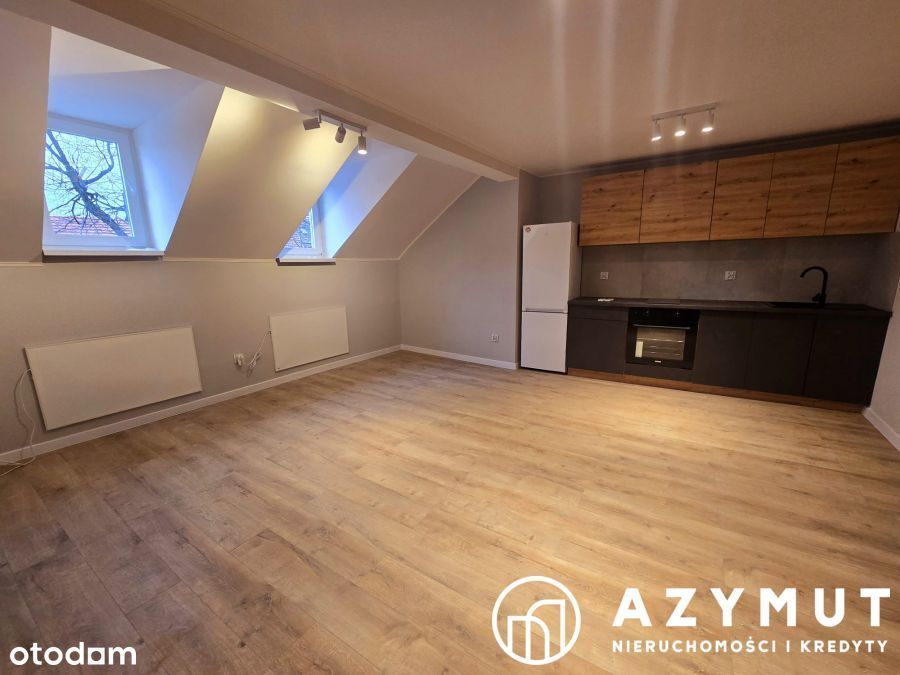 Kawalerka w kamienicy z ogrodzonym ogródkiem