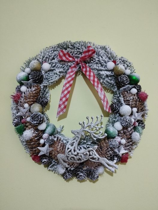 Новорічні віночки на двері декор