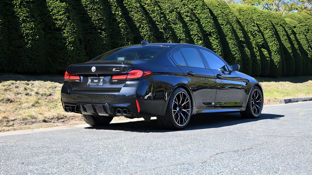BMW M5      2023