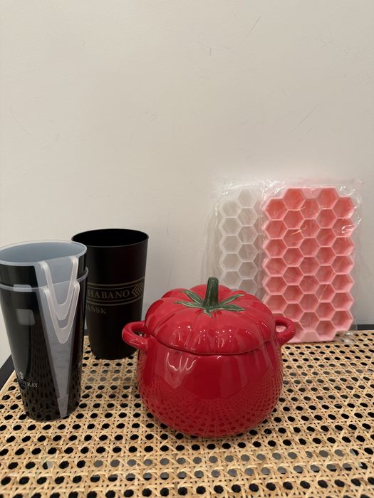 Zestaw akcesoriów kuchennych - kubki naczynia, formy do lodów