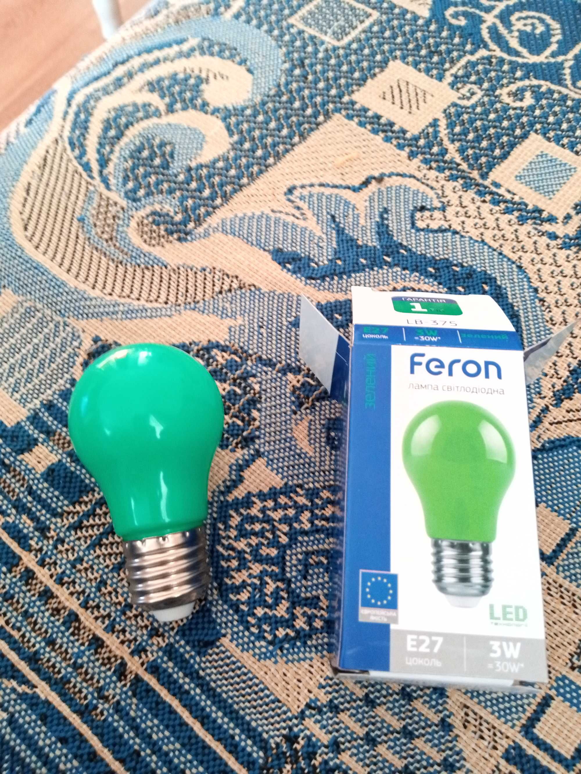 Продам новую светодиодную лампочку,зелёного цвета.