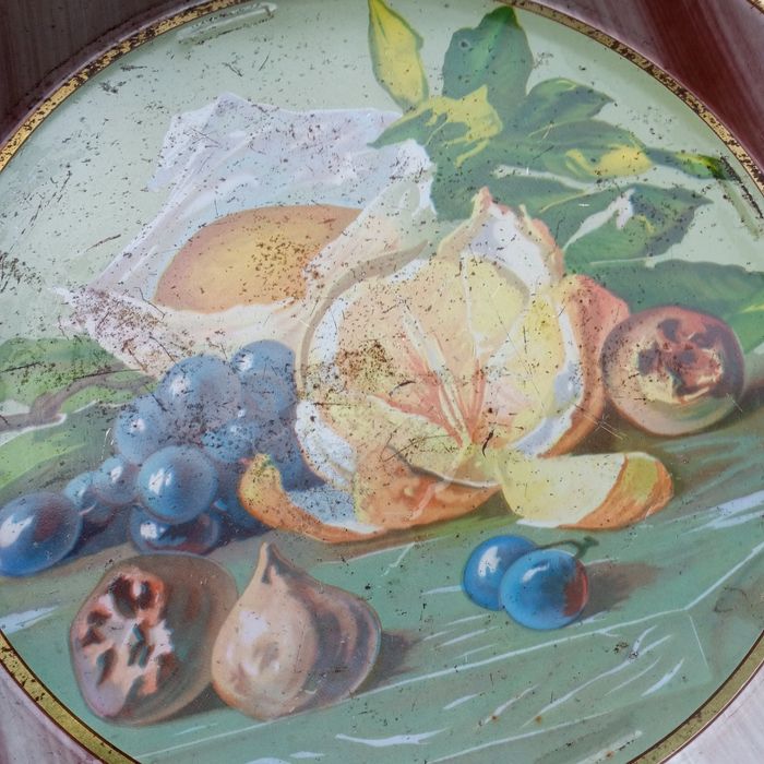 Okrągła taca z PRL Owoce metalowa loft okaz