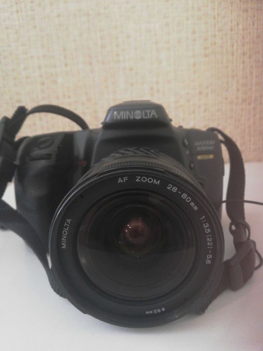 Фотокамери Canon EOS 500D и Minolta Maxxum 550si