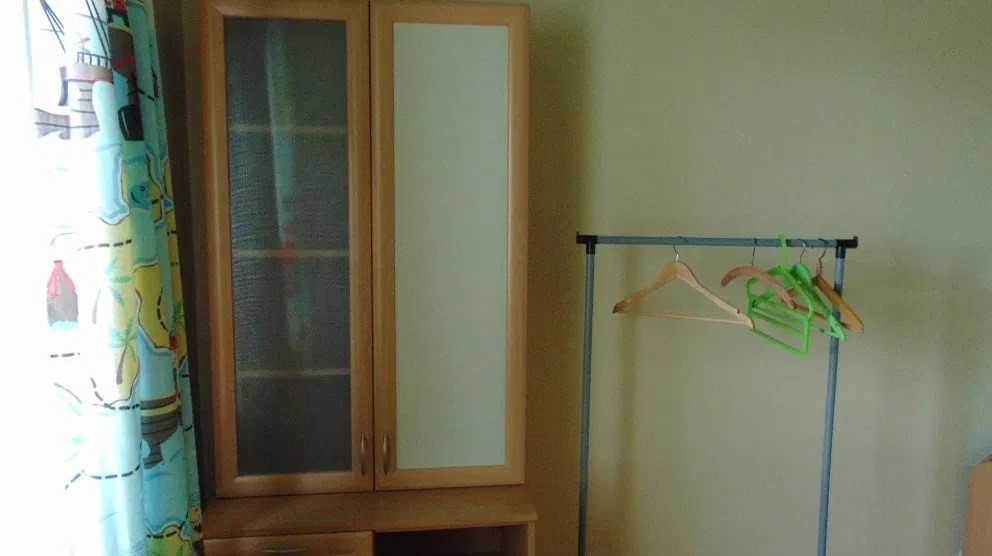 Здається кімната для дівчини, у великій 3-кімнатній квартирі.