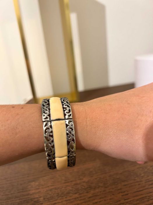 Pulseira bege e metal