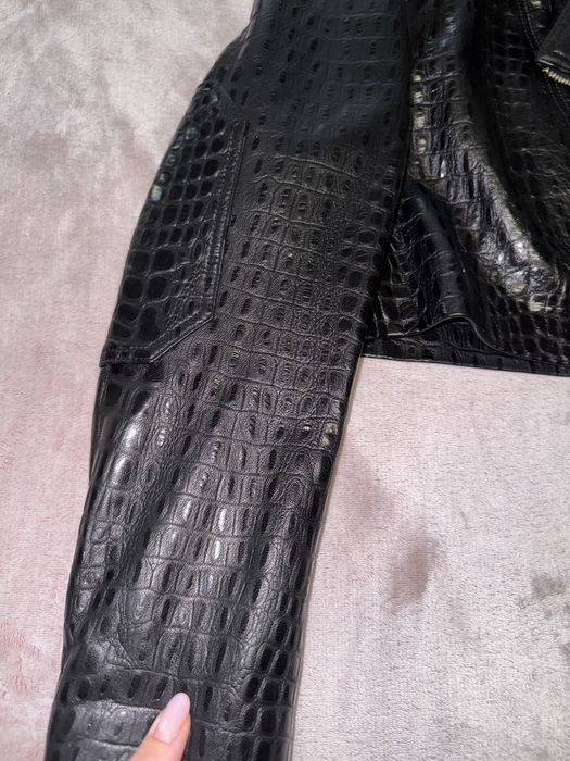 Натуральная косуха кожаная куртка укороченая змеиная кожа черная питон