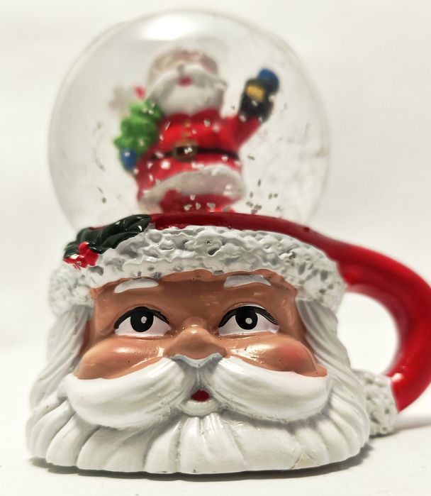 Kula śnieżna świecąca z Mikołajem w kubku Mikołajkowym świąteczne ozdo