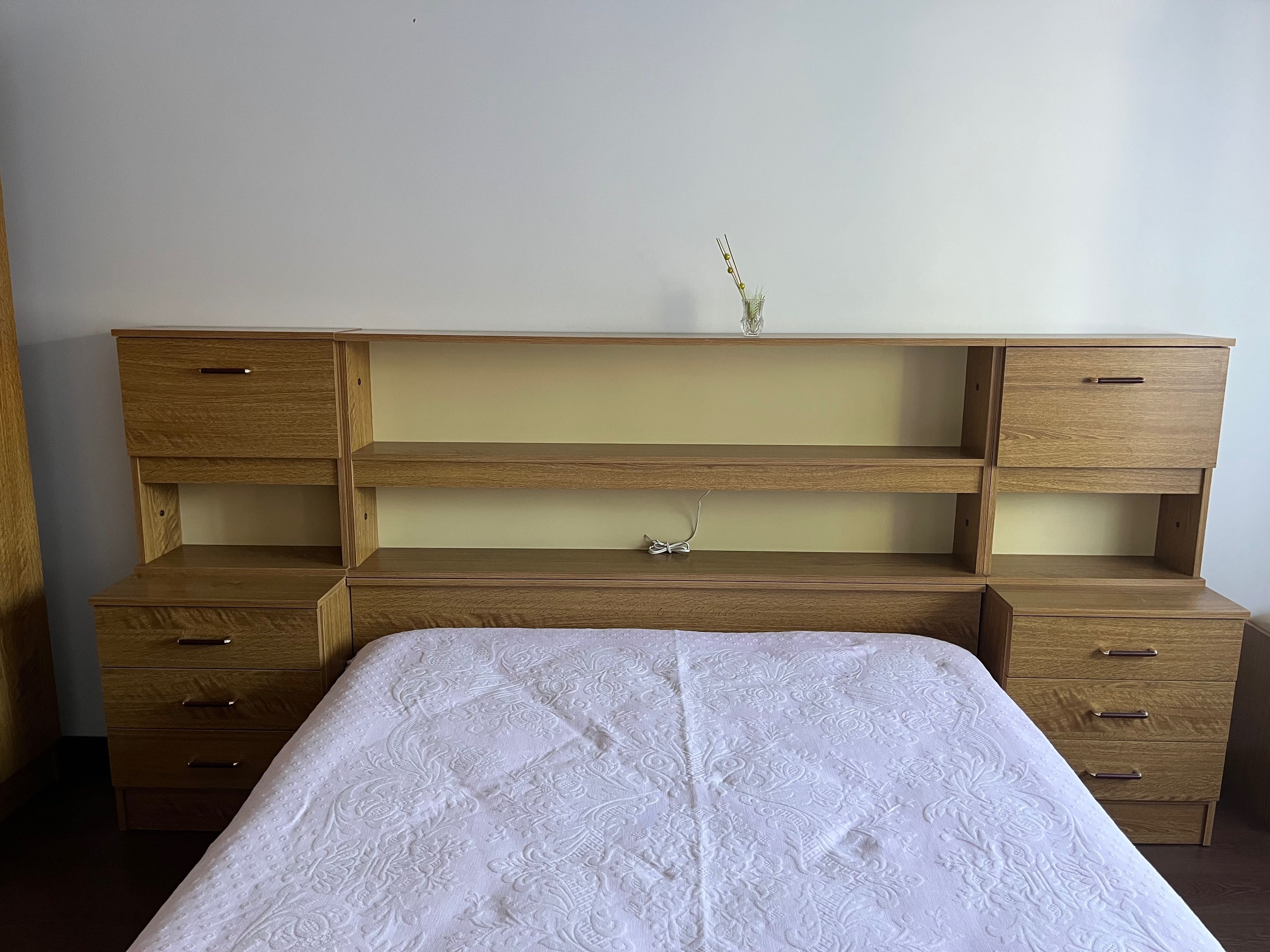 Quarto completo em madeira clara