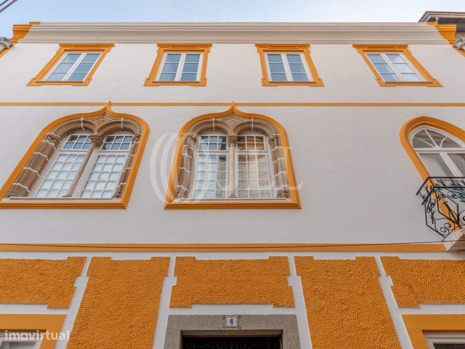 Prédio reabilitado, junto à Praça do Giraldo, em ÉVora