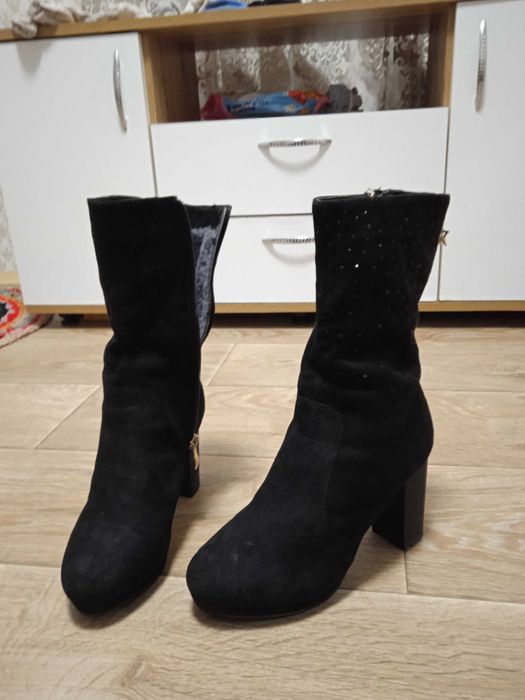 Чоботи жіночі, черевики