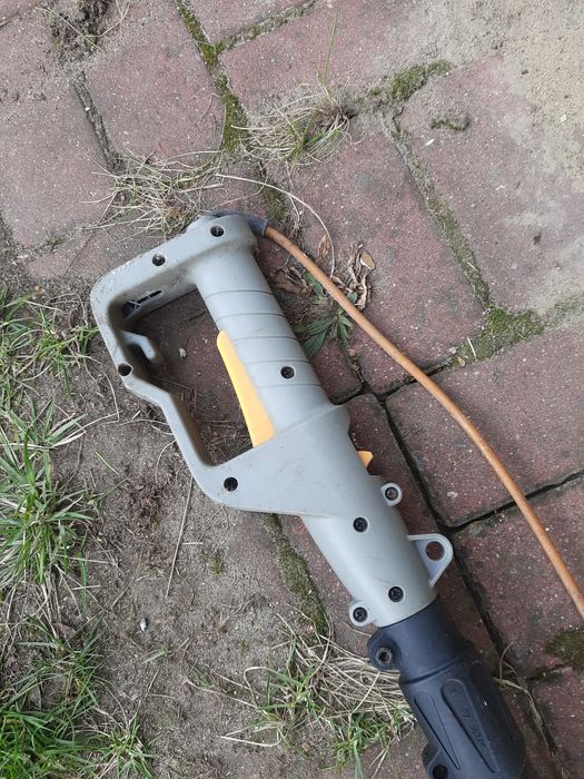 Nożyce do żywopłotu długie.