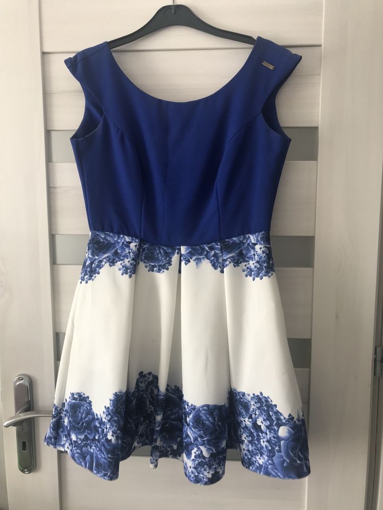 sukienka 38 biala niebieska kwiaty rozkloszowana