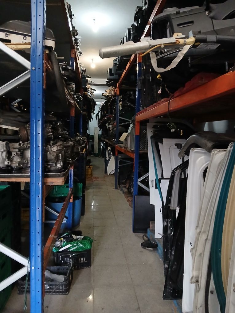Vende-se recheio peças automóvel recentes