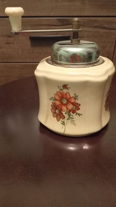 Stary młynek porcelanowy