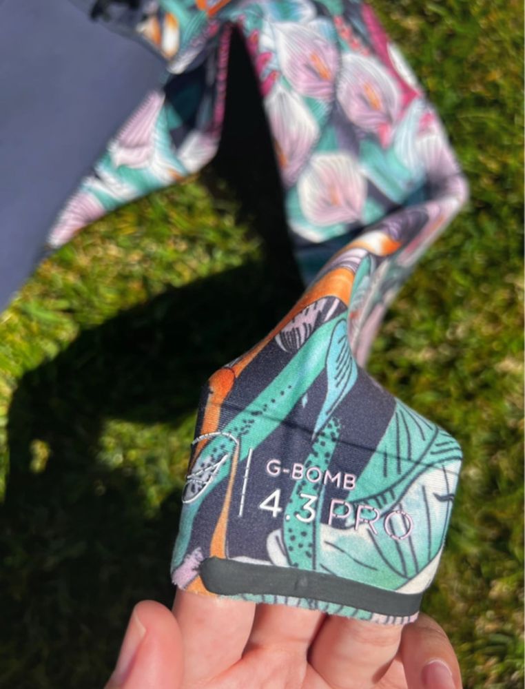 Fato RipCurl azul com floral