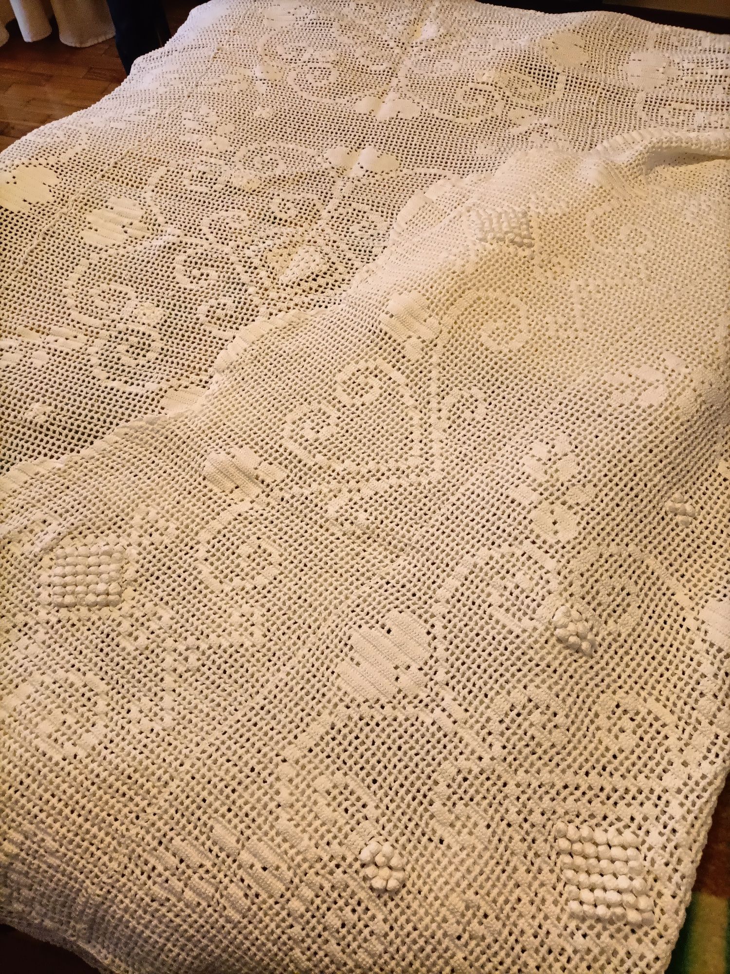 Renda e Linho - Colchas, brancas,de cama feitas á mão