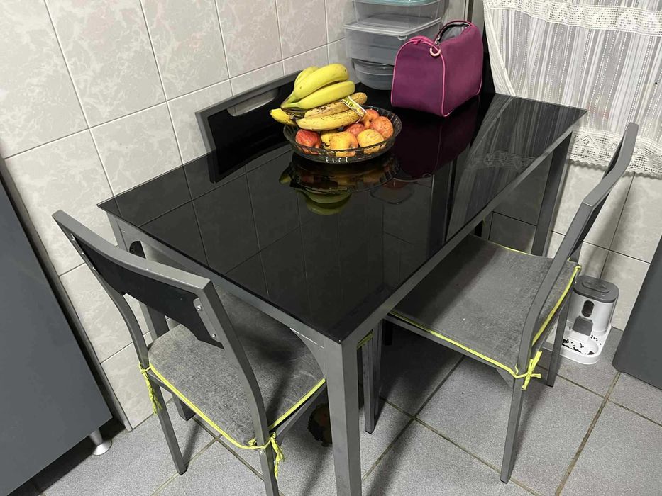 Mesa de conzinha em vidro com 4 cadeiras