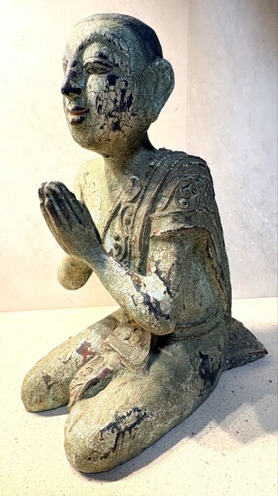 Antiga escultura de um Buda da Birmania em madeira