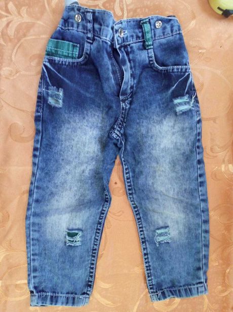 Легкие джинсы с прорезями на мальчика от года до двух