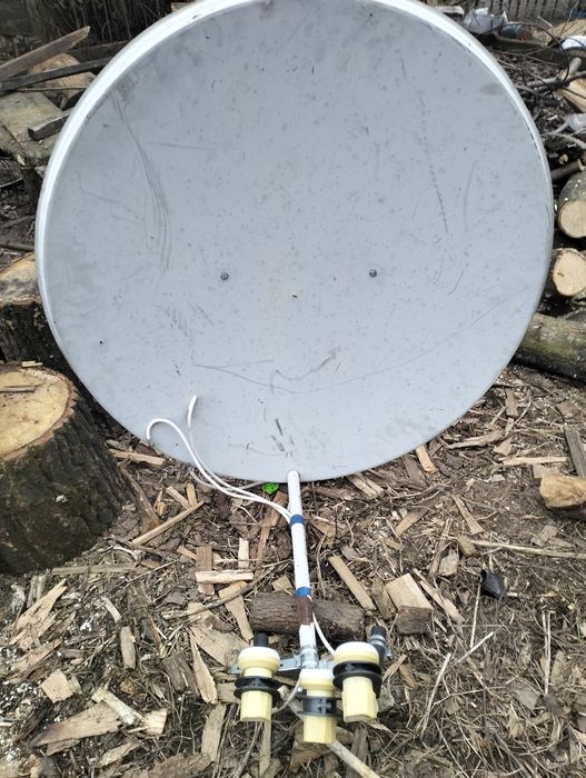 Супутнікова антена((тарілка + три головки в робочому стані)) з трьома