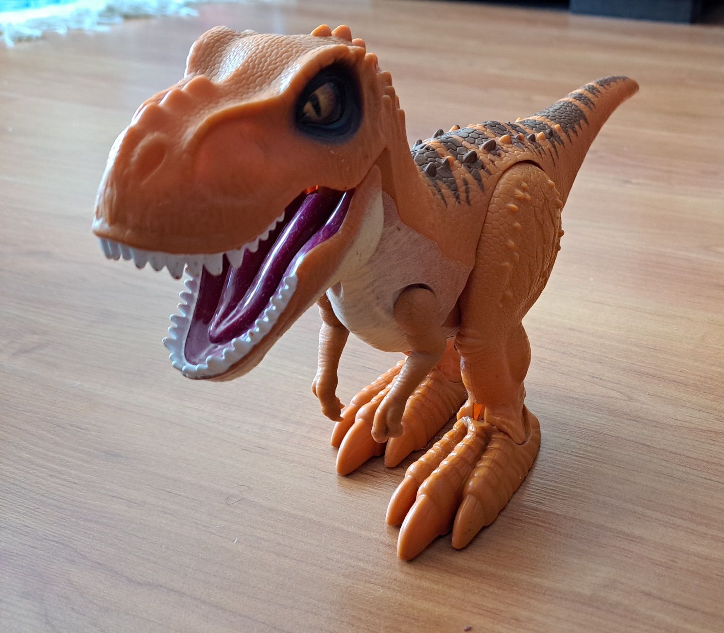 Dinossauro de brincar - anda e ruge