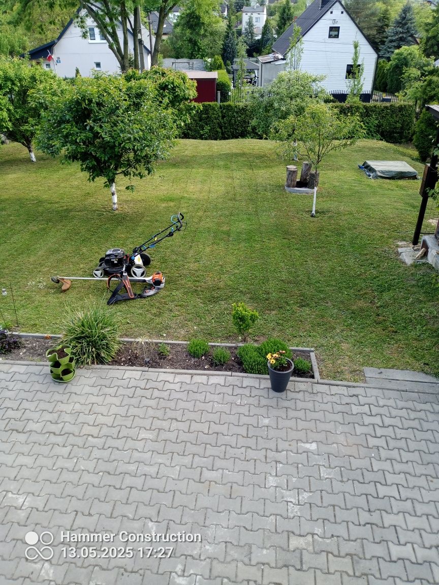 Koszenie trawy .