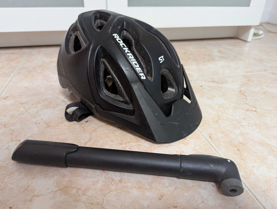 Capacete de bicicleta e bomba manual
