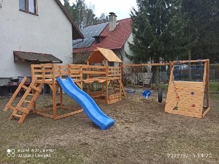 Plac zabaw scianka wspinaczkowa hustawki zjezdzalnia mostek