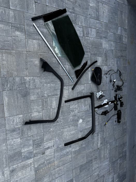 Wyposarzenie drzwi audi a4 b9 lewy tyl sedan listwy chrom szyba wiazka